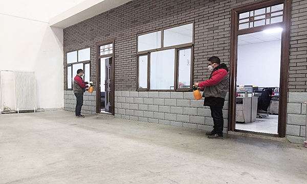 图为兰州理工合金粉末有限责任公司员工对办公区消毒.png